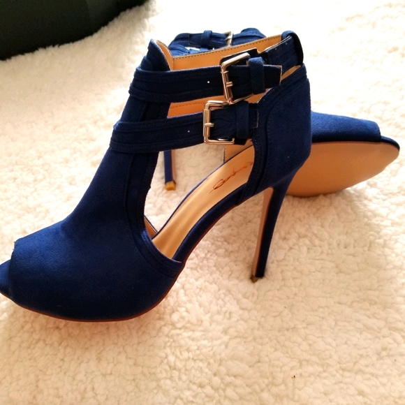 Heels - Picture 1 of 7